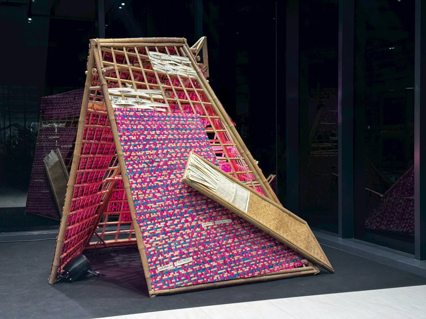 Tapian Pavilion โครงสร้างศิลปะไม้ไผ่จากปลาตะเพียนสาน